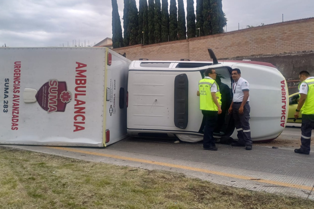 Se vuelca ambulancia en Puebla