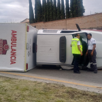 Se vuelca ambulancia en Puebla