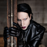 La UNPF entregó más de 6,000 firmas para pedir cancelar el show de Marilyn Manson en San Luis Potosí por considerar que no es adecuado para un evento familiar. Las autoridades mantienen el evento.