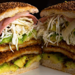 Si vienes de visita, recuerda que los desayunos en Puebla suelen servirse desde las 7:00 a.m. y muchos lugares se llenan rápido los domingos. Llegar temprano te asegura comida recién hecha y menos espera.