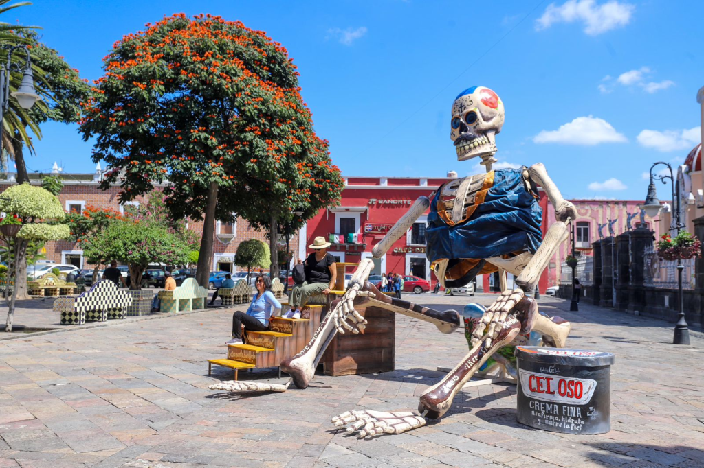 Atlixco celebra la quinta edición del Valle de Catrinas con 24 piezas monumentales instaladas en puntos emblemáticos del municipio. Un evento que une tradición, arte y cultura mexicana.