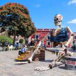 Atlixco celebra la quinta edición del Valle de Catrinas con 24 piezas monumentales instaladas en puntos emblemáticos del municipio. Un evento que une tradición, arte y cultura mexicana.