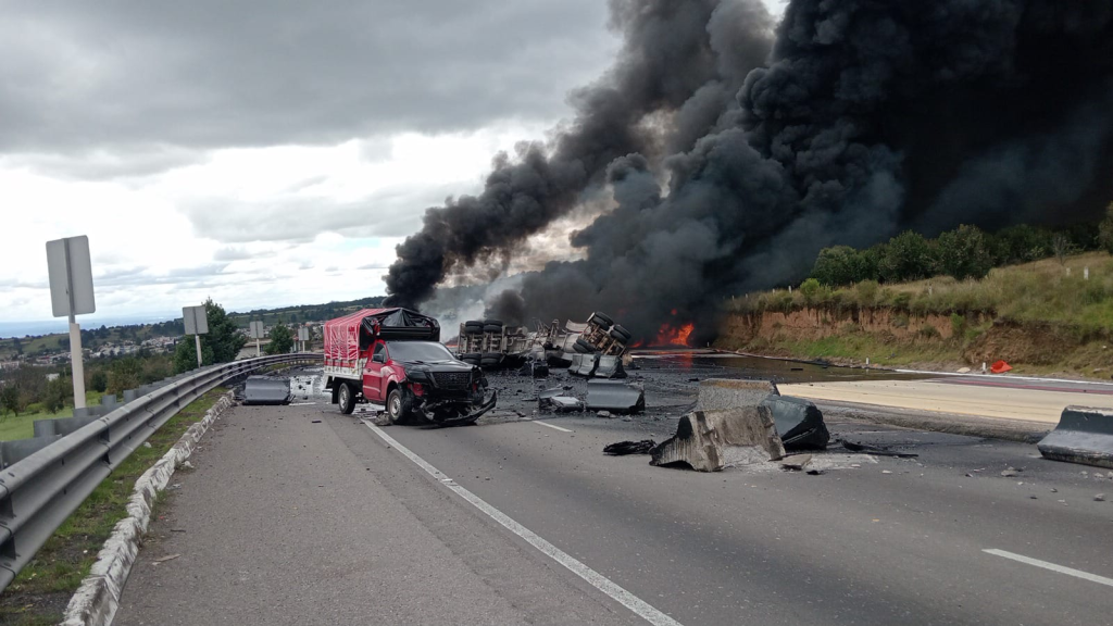 Una pipa que transportaba diésel volcó y explotó en el kilómetro 72 de la autopista México–Puebla, generando una enorme columna de humo y el cierre total de la vialidad. Autoridades desalojaron viviendas cercanas y equipos de emergencia atienden a los heridos.