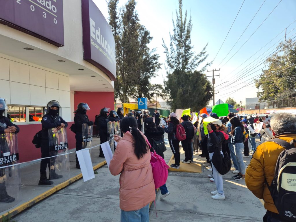 Auditoría frena plazas y desata protesta de maestros en la SEP Puebla